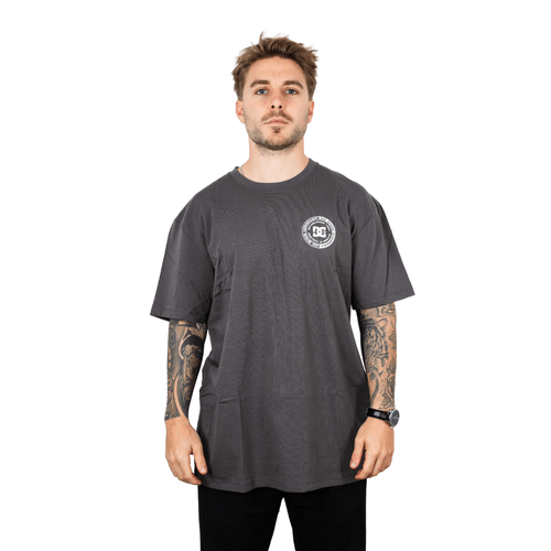 REMERA DC CORPO FB GRIS HOMBRE